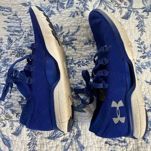 Women’s Nike tennis shoes.